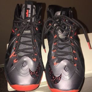 Men Lebron size 7.5y.